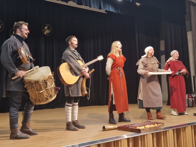 Lēdurgas kultūras nama folkloras kopa "Lieli putni"